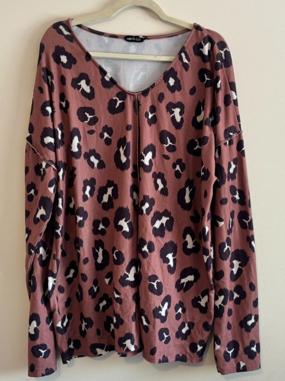 Heimish USA Leopard Print Long Sleeve Top Mauve Rose V Neck Relaxed Fit XL